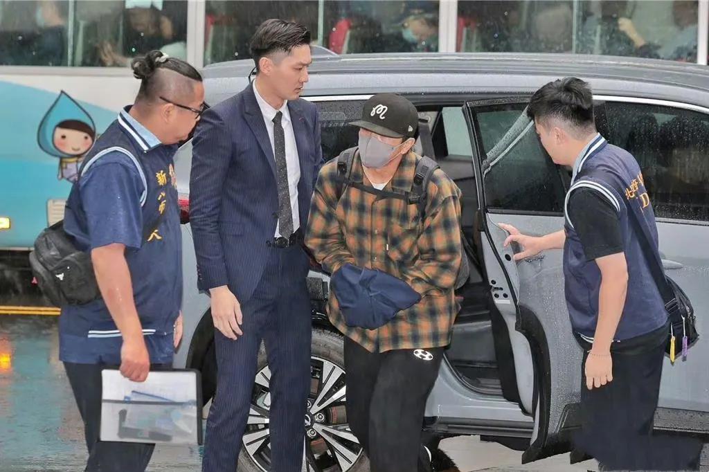 谢坤达涉伪造病历逃兵役机场落网！
谢坤达因涉嫌花30万伪造高血压病历，昨日在桃园