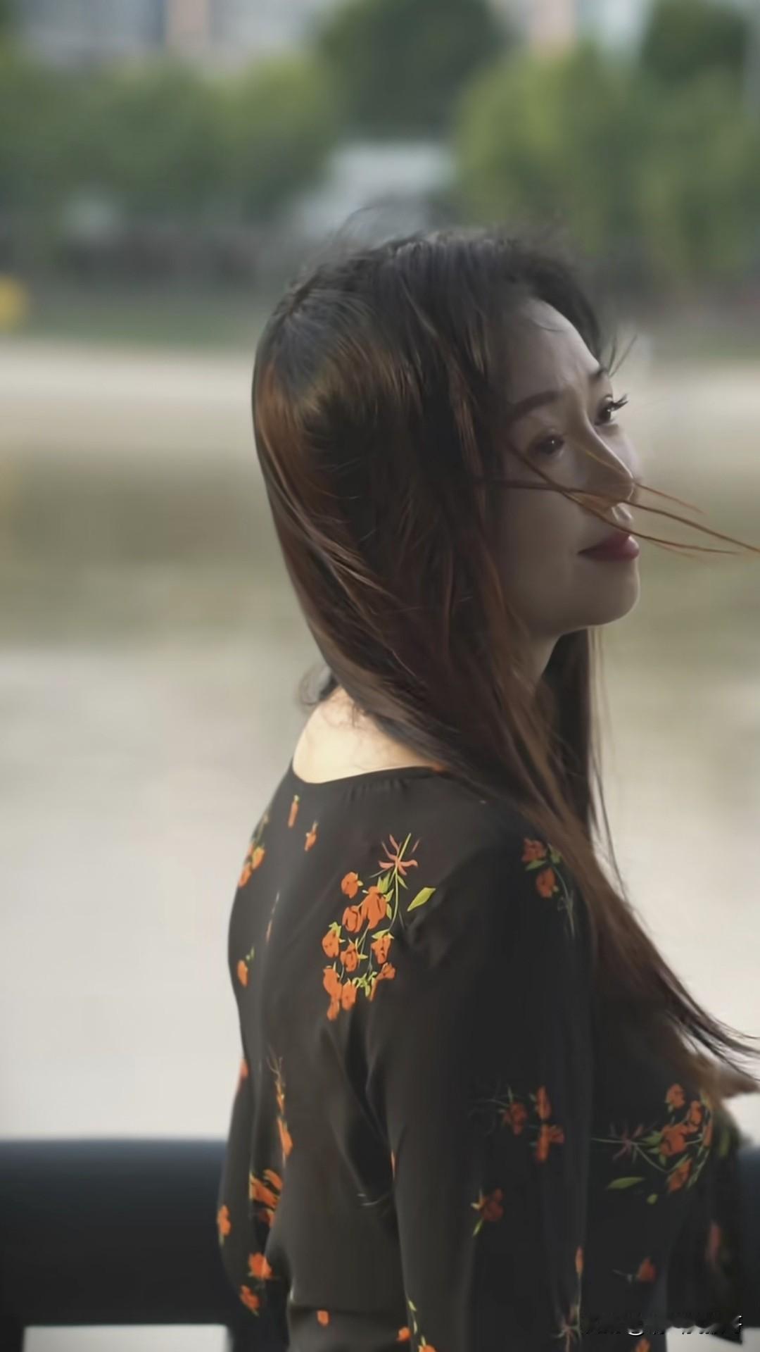 为什么女生站在风里发丝凌乱的样子更有魅力呢？有没有人能解释一下？