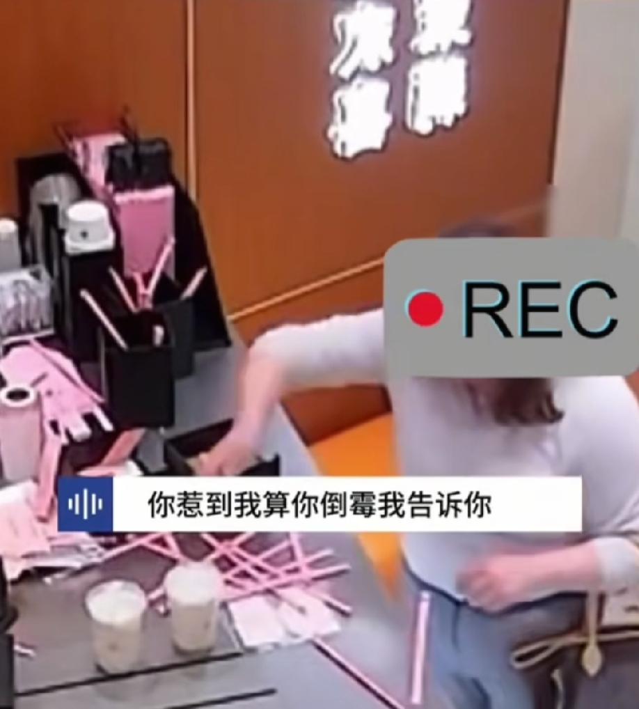 因为两根吸管大闹奶茶店的据说还是个语文老师，这下估计她的饭碗不保了。
且不说她以