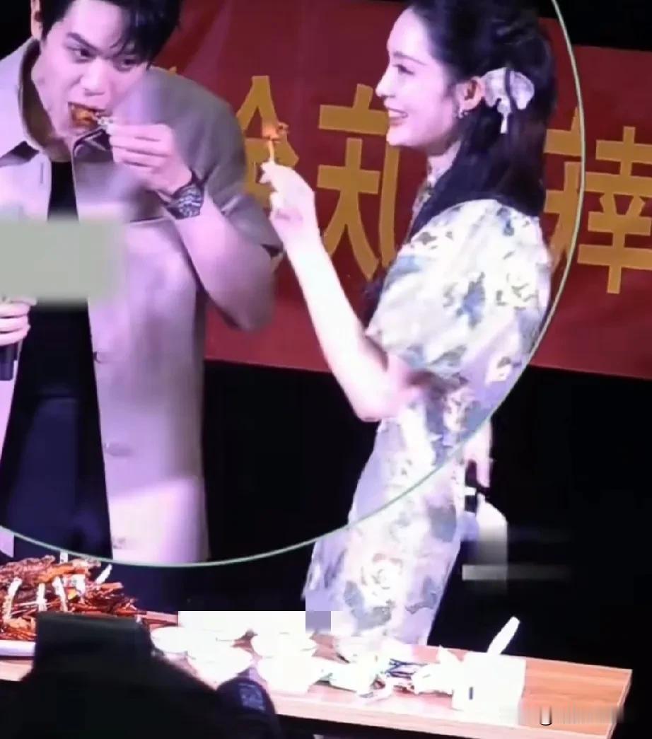 一次活动中，李沁将手里的鸡肉亲密的递到张若昀嘴边，不料张若昀的一个举动亮了！
网
