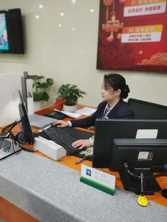 银行午休该不该保留不应该保留午休。一是为各种顾客提供服务。二是中午人少，银行工作