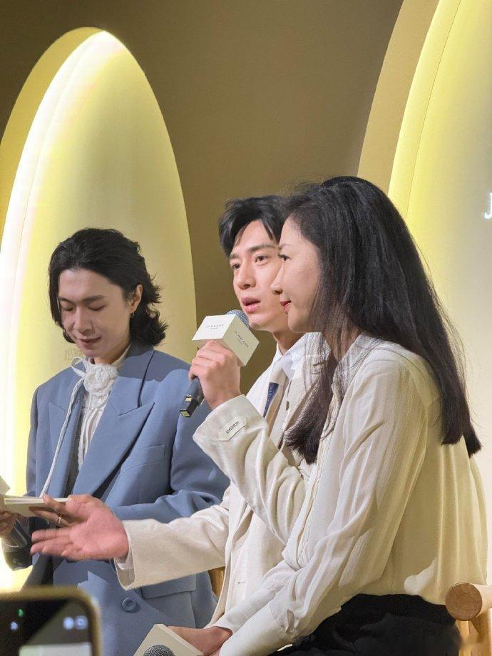井柏然上海线下活动状态上海祖玛珑活动中，井柏然以一身白色西装示人，瞬间成为全场焦