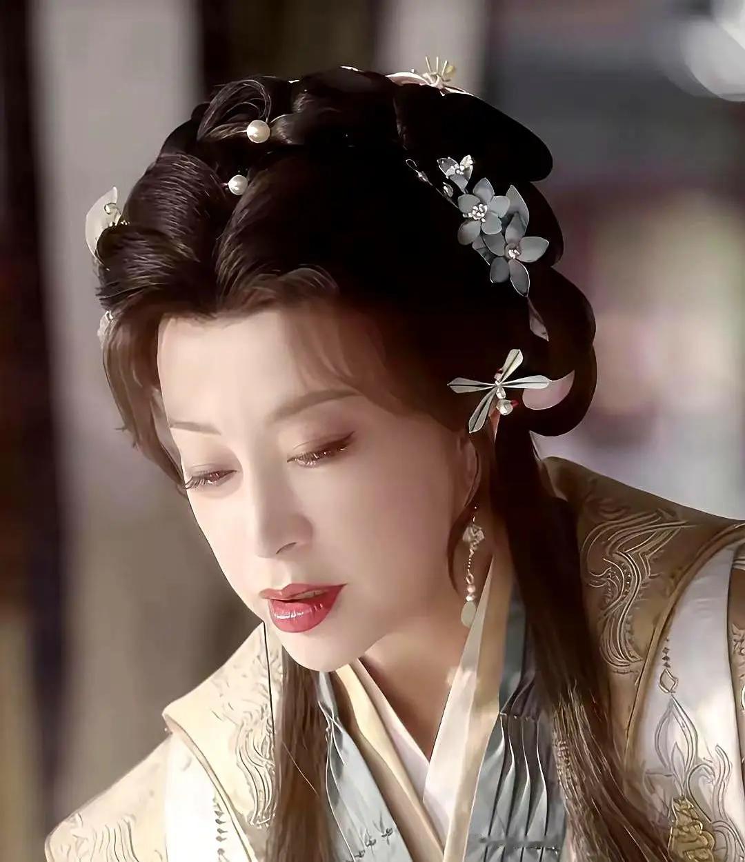 今天打开头条，看到一篇文章，讲的是刘晓庆演吻戏直接冲上了热搜榜。
再瞧瞧那评论区