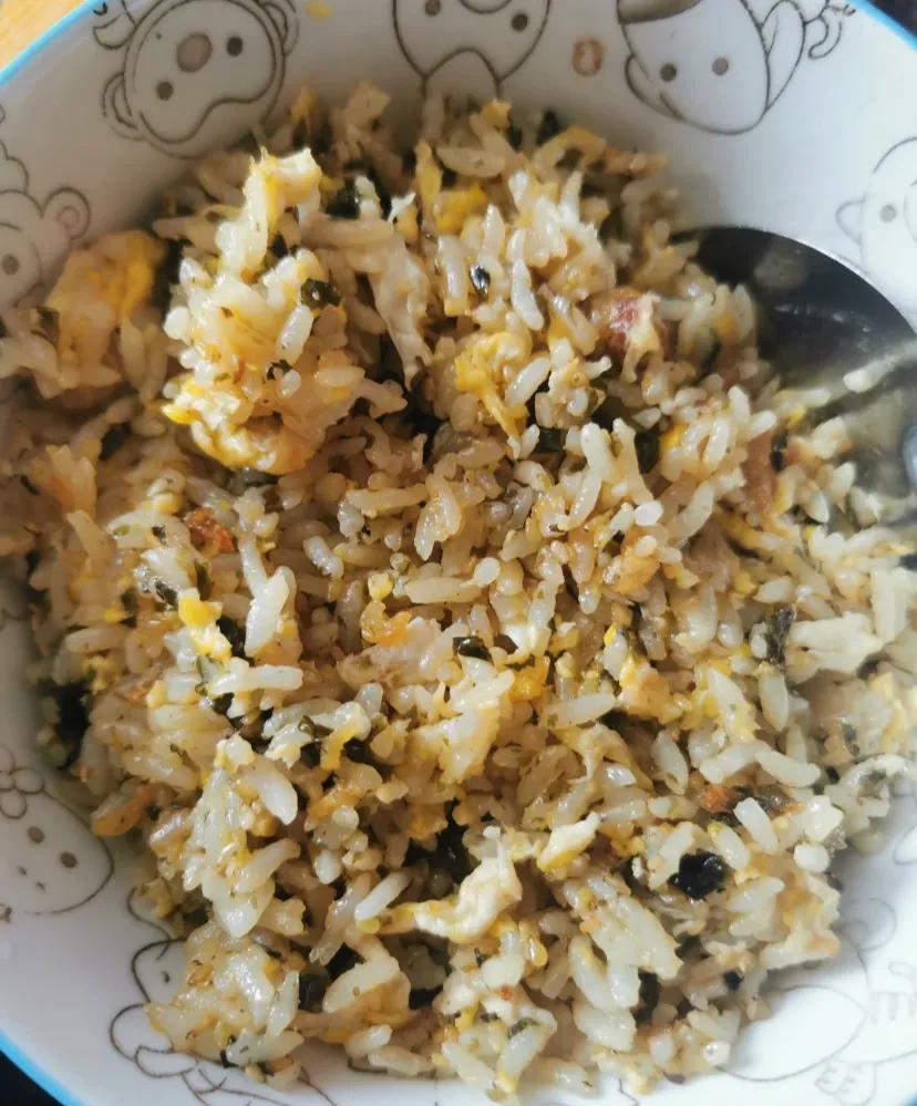 这炒饭了太好吃了
放很多的油，烧很热，下鸡蛋炒散，然后放一点生抽，再放入两包拌饭