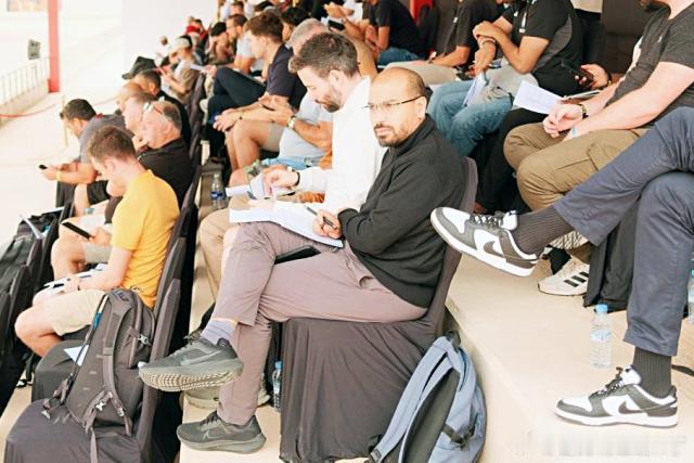 利物浦球探拉希德·赫利菲（中）周六在蒙泰古锦标赛上观看了法国U16 0-3不敌巴