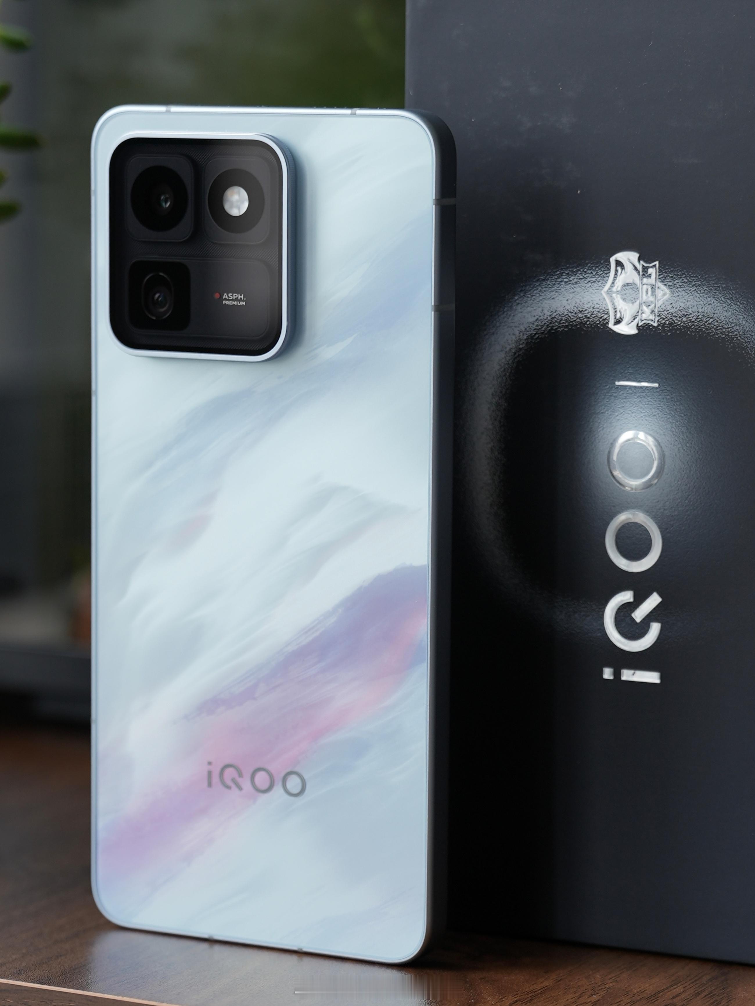 最近在把玩 iQOO 15T「青云」下放了Ultra级别的Deco设计，半透明蛮