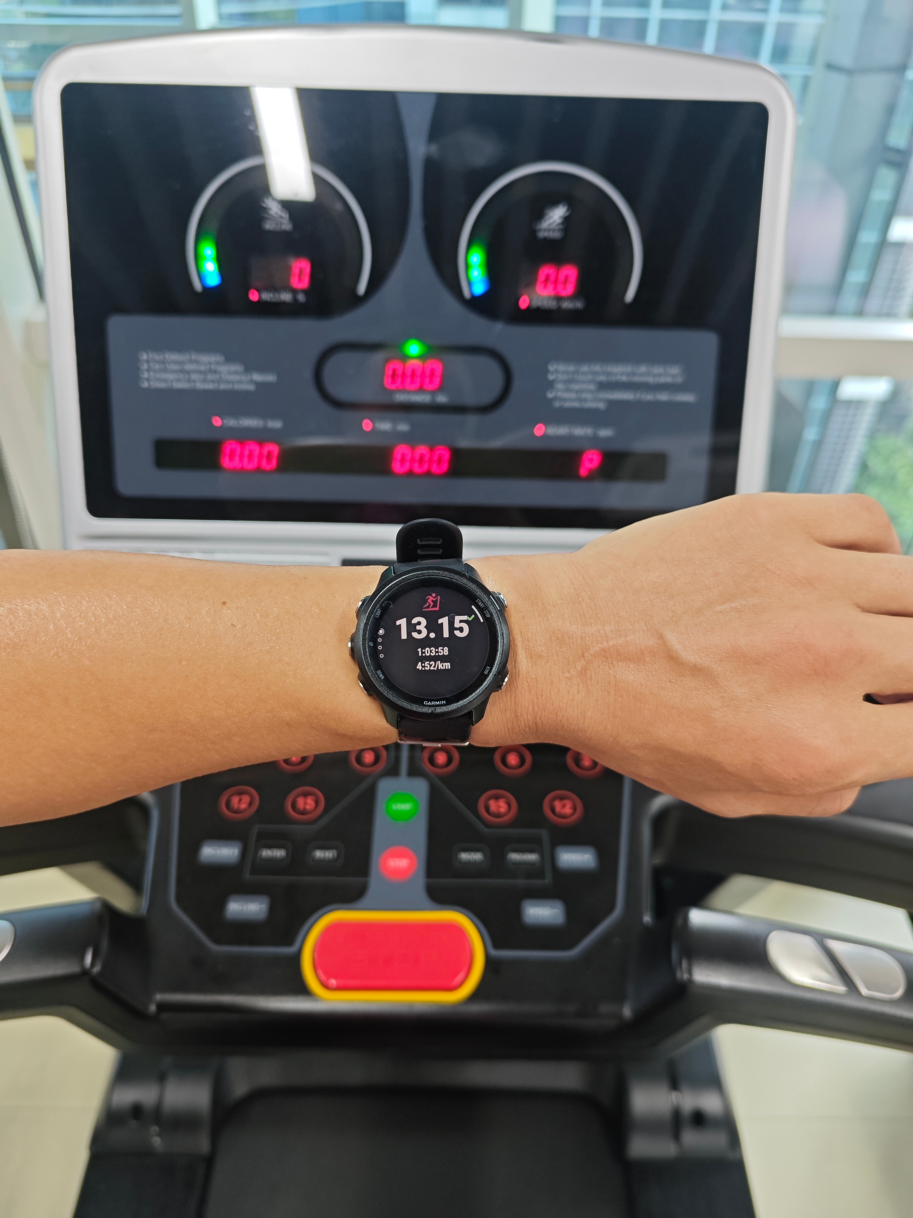 步是早上跑的，卡是晚上打的；运动缓解压力，运动快乐13Km，完成；跑步坚持运动打