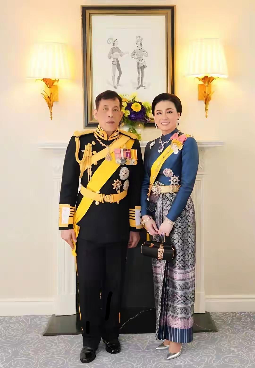 泰国国王玛哈·哇集拉隆功携苏提达王后访华

中泰建交50周年之际，重磅外交喜讯来