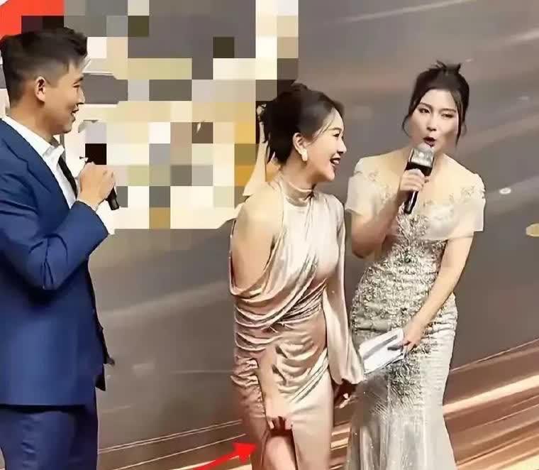 友友们：快来看看这组左小清出席活动的照片，看看男主持人是什么表情？再看一下无奈的