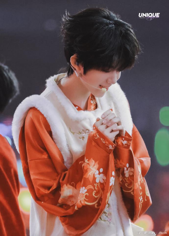 陈奕恒祝大家来财被陈奕恒的招财祝福萌到心巴！“祝大家来财来～”的小奶音超可爱，小