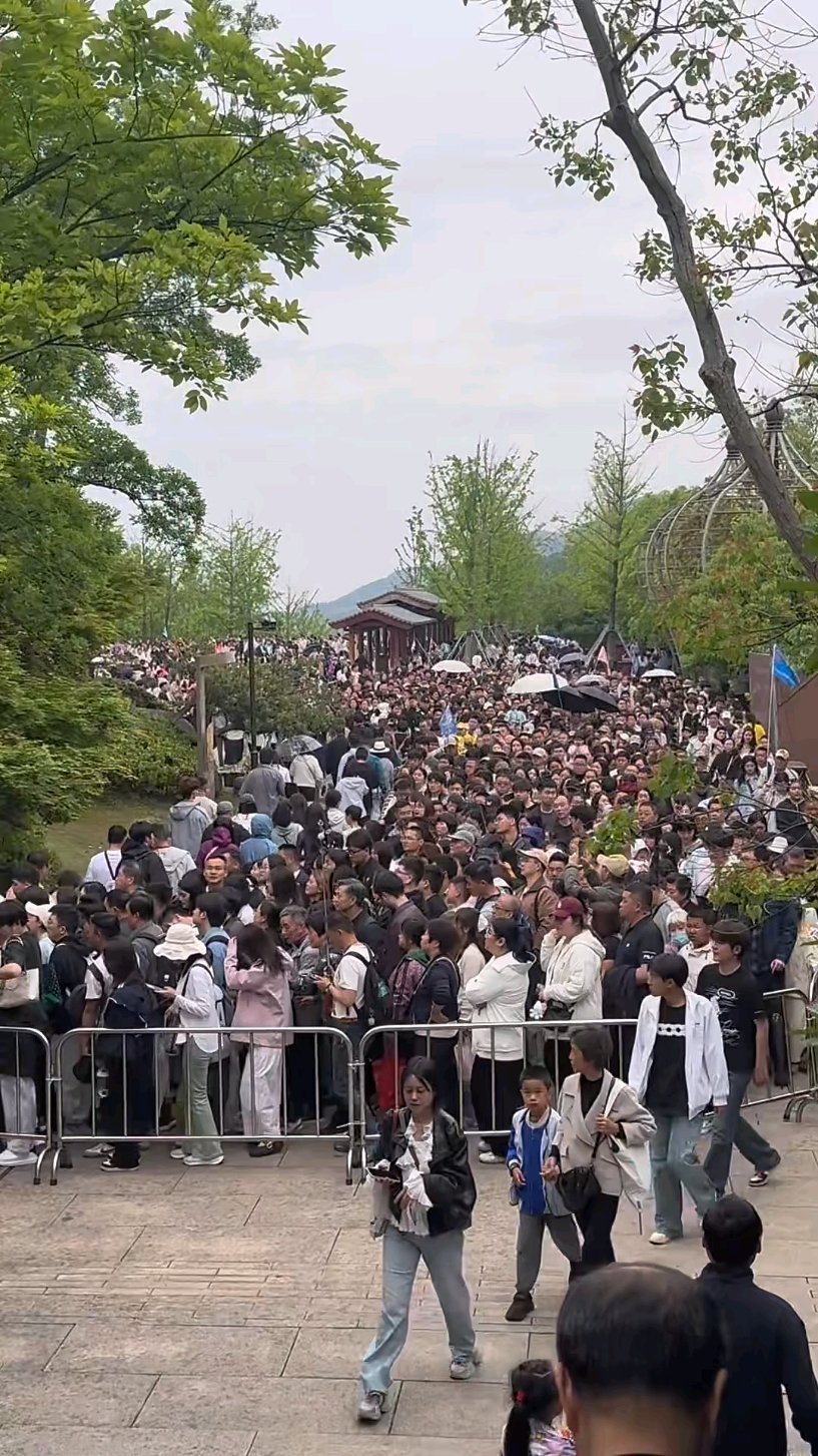 一直以为牛首山是个小众景点，没想到五一也这么多人。 