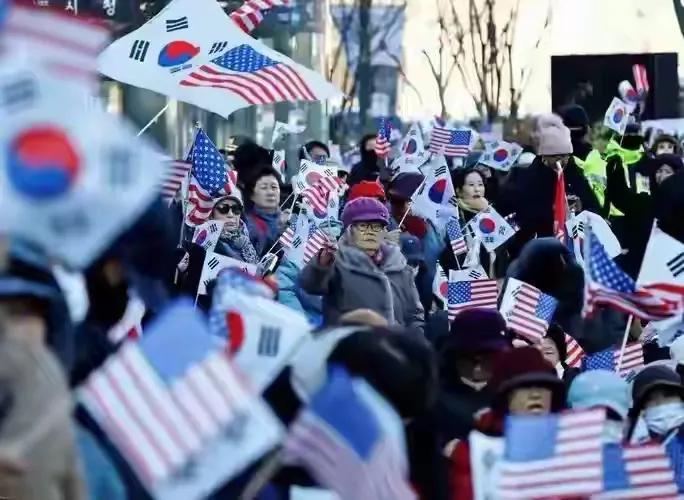 如今世界破烂不堪
对于自由世界的人们来说
他们只有一个上帝
就是美国
他们也只认