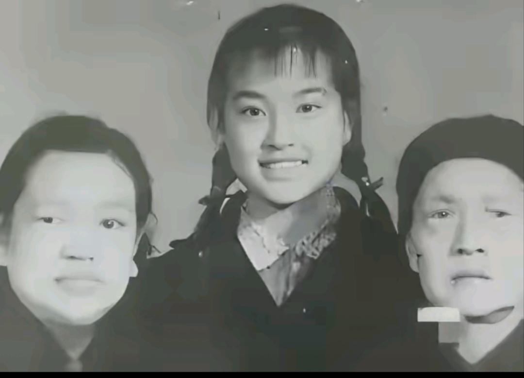 这是刘晓庆小时候和妈妈以及姥姥的合影！那时候的刘晓庆眉清目秀，五官端正，水灵灵的