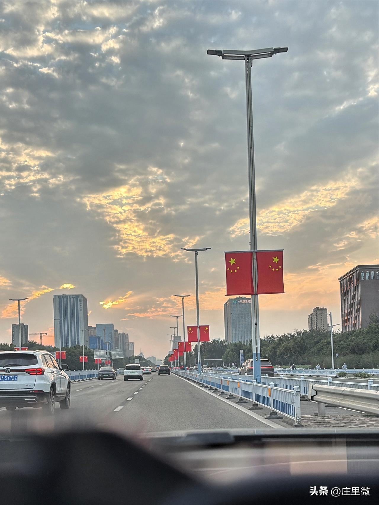 红耀石家庄 ～来发一张你拍的石家庄街道上的红旗石家庄美图