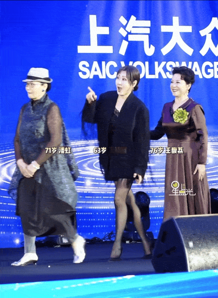 果然，不服老是女明星的毕生追求
无论哪个年龄阶段
总有那么几个典型挑战观众的包容