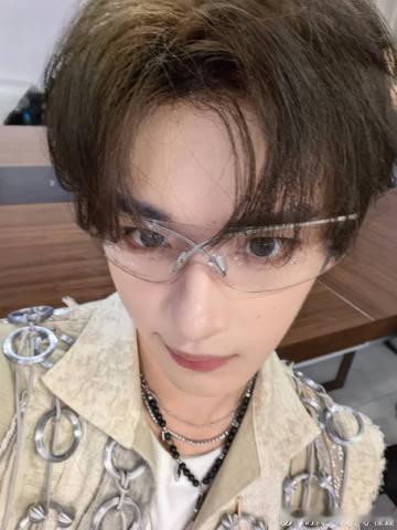 丁程鑫歪嘴小猫自拍丁程鑫不同角度的自拍各种角度随心拿捏，歪嘴小猫的小神态太戳人，