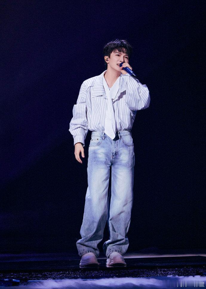 【周深新歌舞台有多值得期待】周深新歌首秀 “光影绽放·中国电影120周年活力之夜