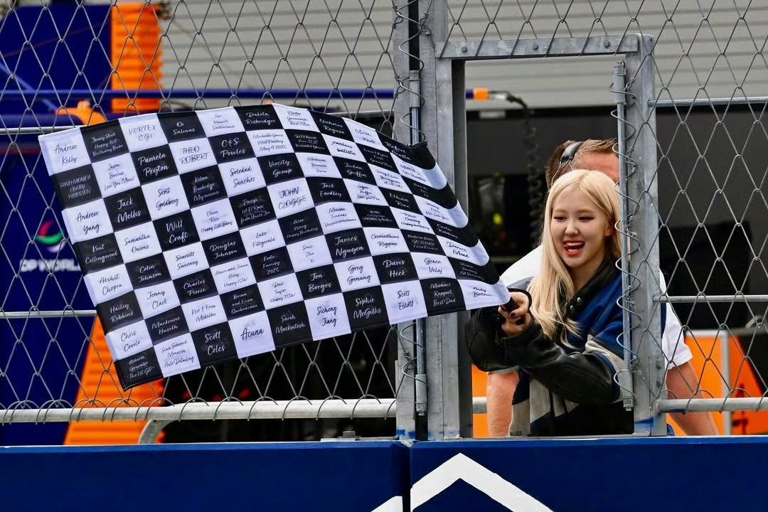 朴彩英现身f1迈阿密大奖赛 为25年2025F1迈阿密大奖赛冲刺赛挥旗 ​ ​​