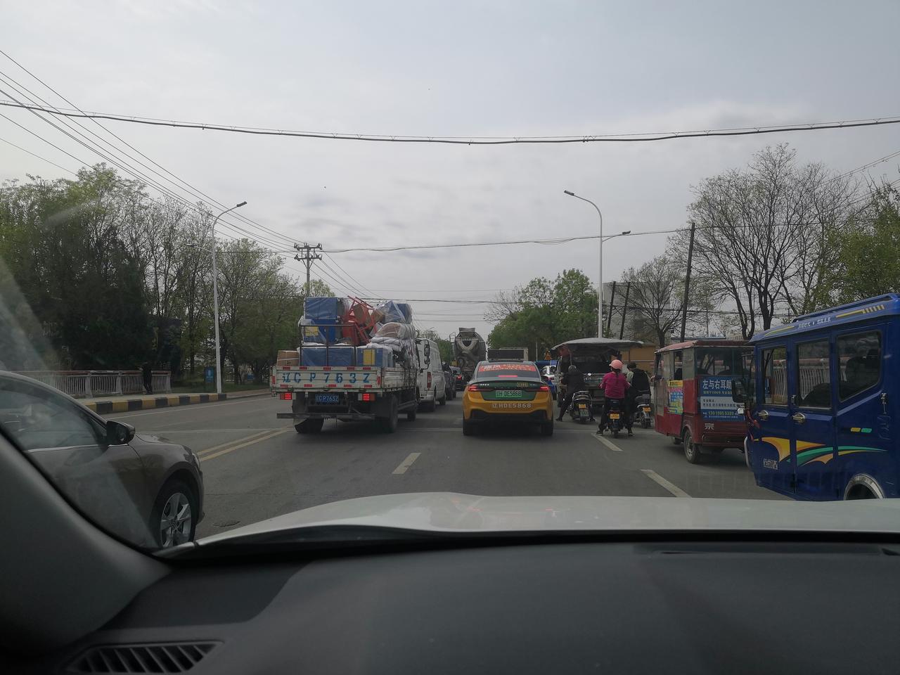 今天回家又被这个铁道路口耽误了我15分钟！我就纳闷儿，凭啥不把群众的时间当成时间