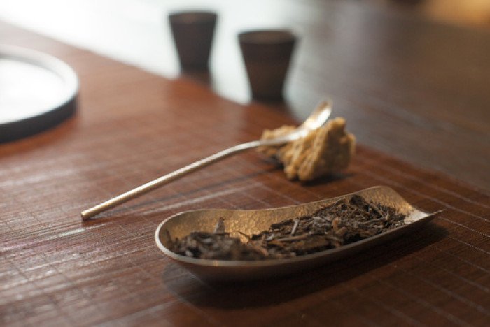 “一位隐世不出的老道士说：”一层：炼己，——止语，不向凡尘诉苦。二层：炼精，——