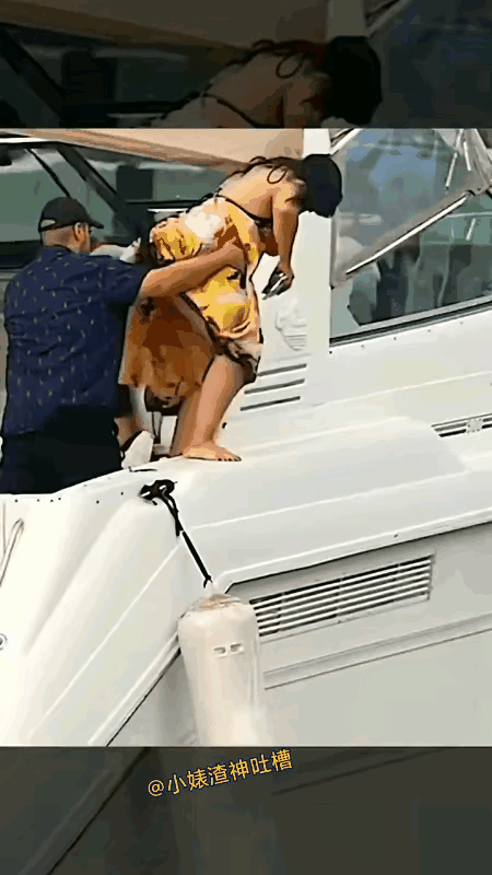 这应该是一艘游艇，女子也不知道是怎么想的，非要来到游艇的前面，在别人的护送下，这