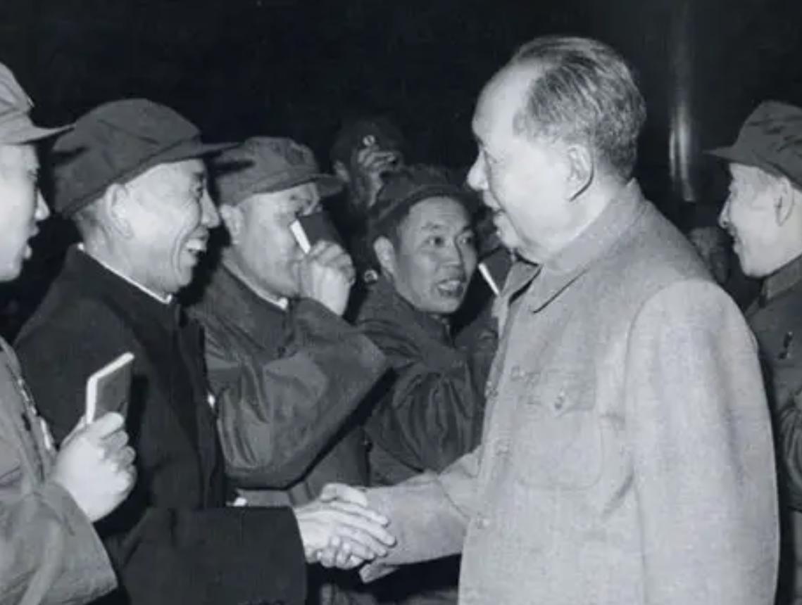 1950年，王震开口向中央要十万女兵，毛泽东都愣了：你再讲讲

1954年10月