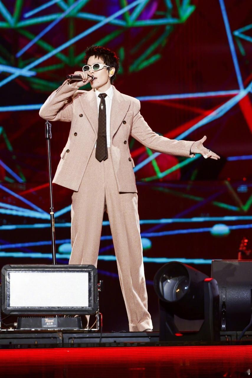 萧敬腾在千问下红包雨 今晚的口号就一个：先抢红包雨，再跟萧敬腾干杯！记得打出暗号