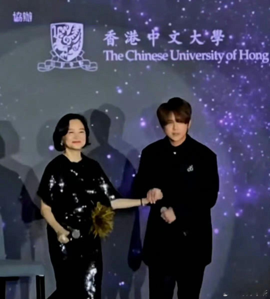 #林青霞姜涛牵手出席活动#在慈善活动上看到了林青霞和姜涛合作的舞台啦。林青霞夸赞