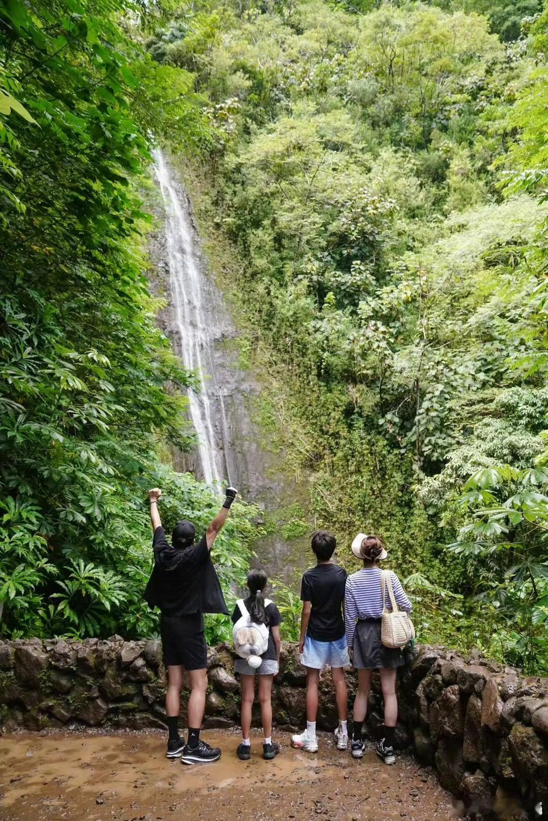 孙俪邓超一家四口走进大自然的一天 治愈心灵的大自然🍃 ​​​
