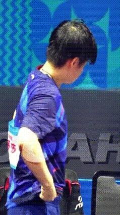 衣服跑歪了，球还是进了。

原来“小魔王”也会顾头不顾尾。

去年新加坡大满贯，