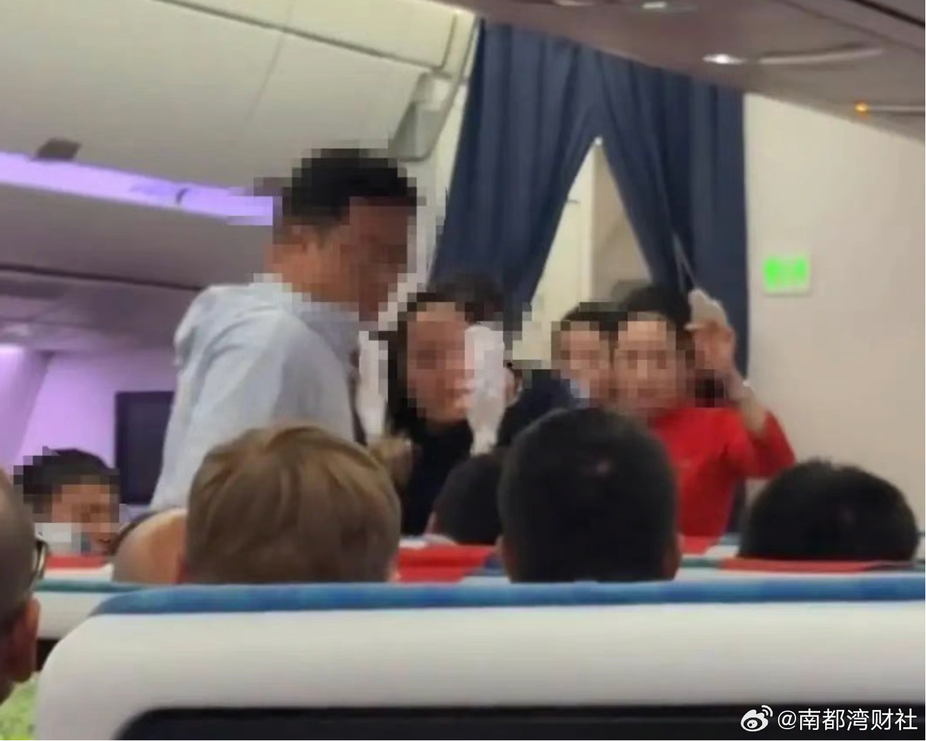 #川航回应乘客机上互相泼水#【#川航乘客机上互相泼水#！称因座椅靠背调节起纠纷，
