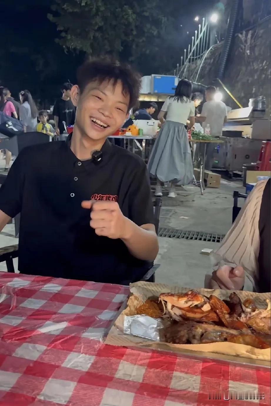 少年烤鸡才刚火，就摊上事了。

16岁男孩靠卖68元一只的烤鸡，日收入上万元，可