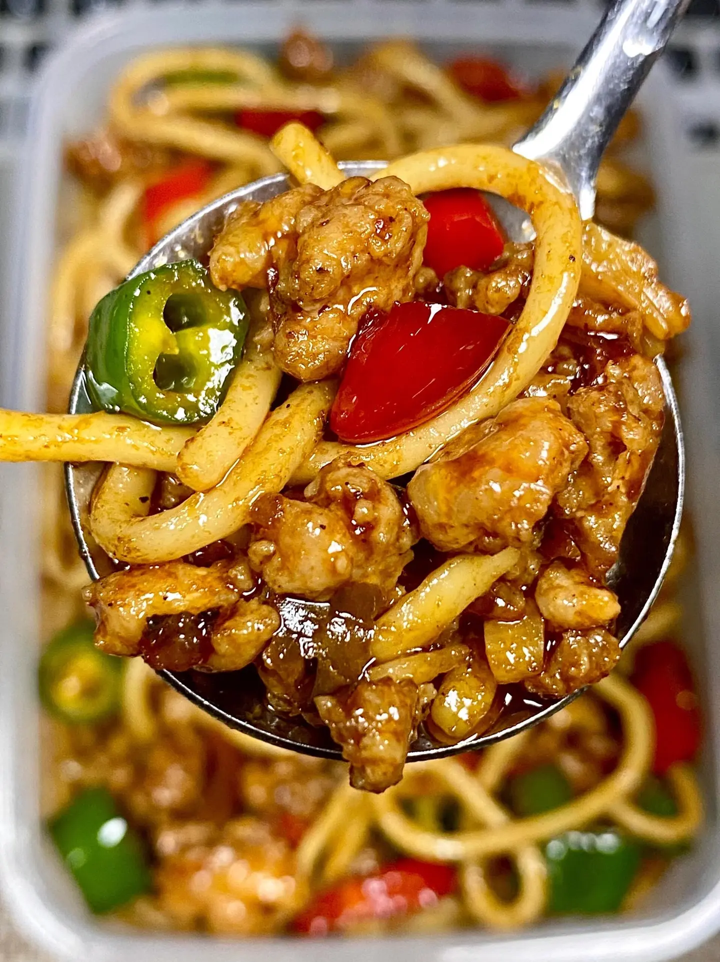 一碗香喷喷的炒面。倒入这个酱汁，浓郁的香味就散发出来了，真的要香晕我 ...