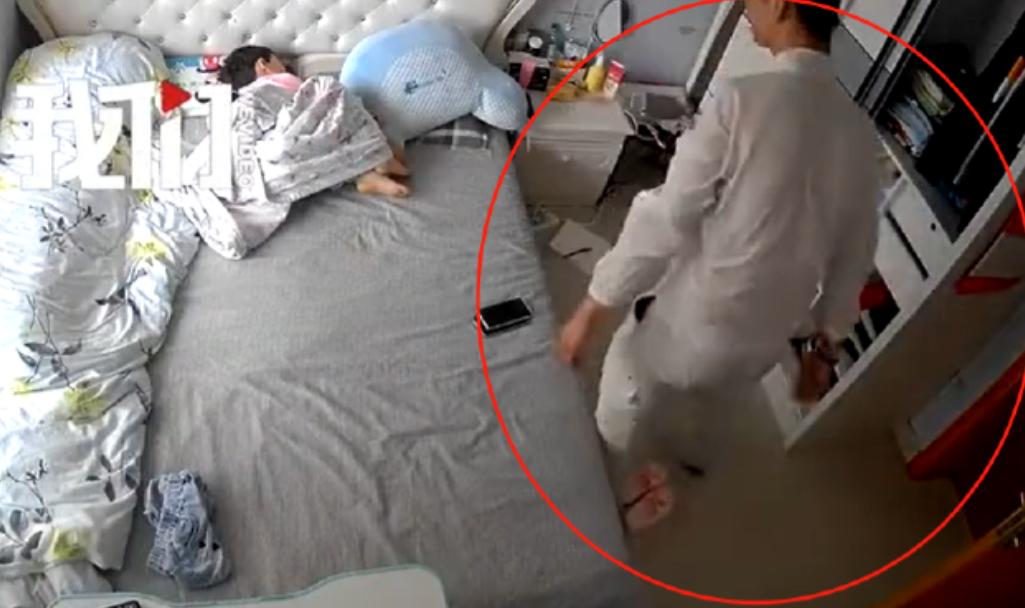 江苏苏州，女子把小孩哄了睡着之后，独自外出，当时没有锁门。有个陌生男子则趁机闯空