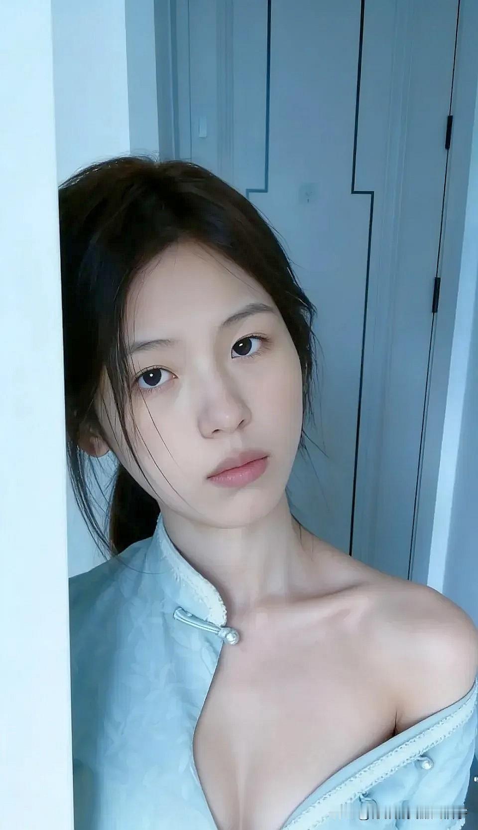 玉颜如花，含笑凝眸。