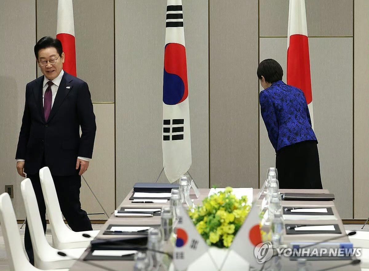 笑死了，可算让韩国媒体逮到机会了。

图1韩联社拍李在明访日，图2 NHK 拍尹