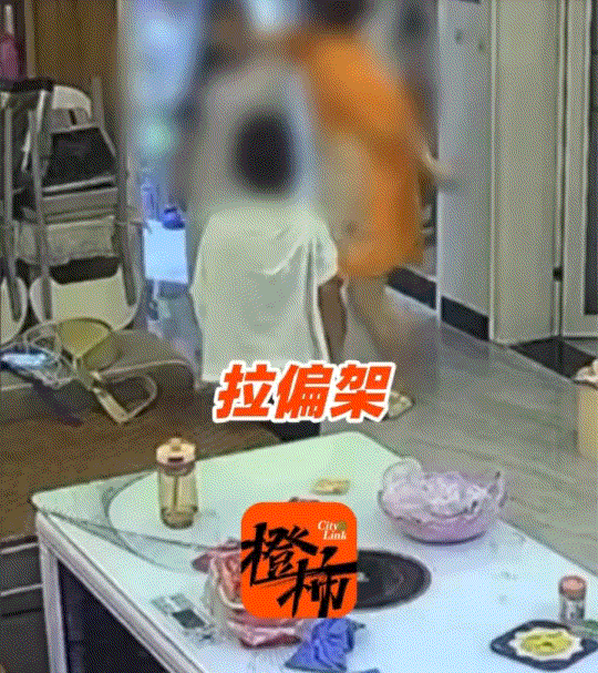 贵州，一对姐弟在家闹别扭打架，但奶奶见状后，上前先是拉开了姐弟俩，但随后又不公平