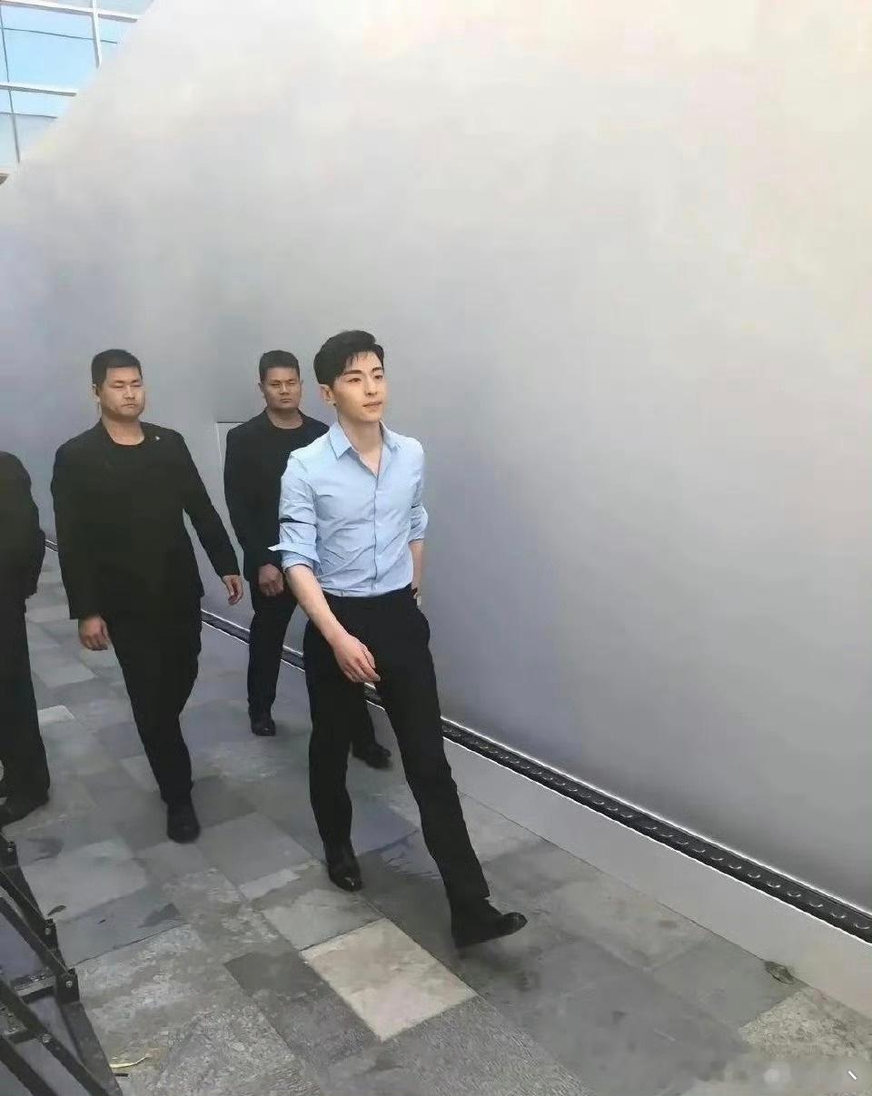 这是哪位明星？怎么后面跟着这么多安保人员。