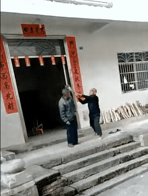 无知者无畏，直接往后脑勺致命一击，这老头下手不是一般的狠，这一棒子下去，看来这老