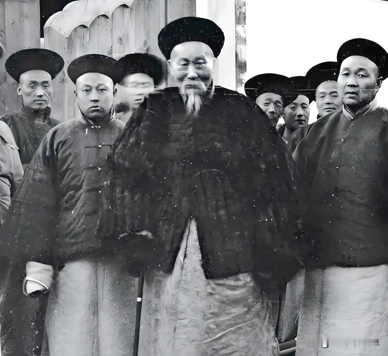 张之洞三大怪癖逼疯袁世凯，说出来你可能不信。
72岁高龄的张之洞就喜欢蹲在太师椅