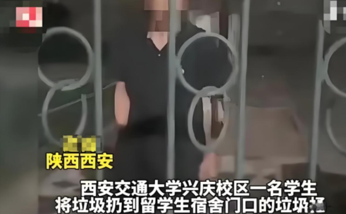 “留学生就有特权？” 2023，陕西西安，某大学校园内，一学生看到留学生宿舍门口
