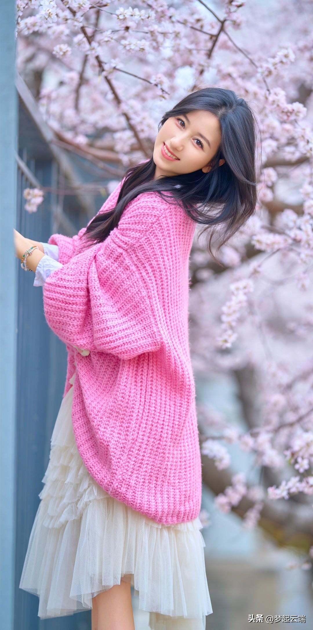 樱花树下，粉色的毛衣搭配白色裙摆，甜美少女风，笑靥如花🌸💕
