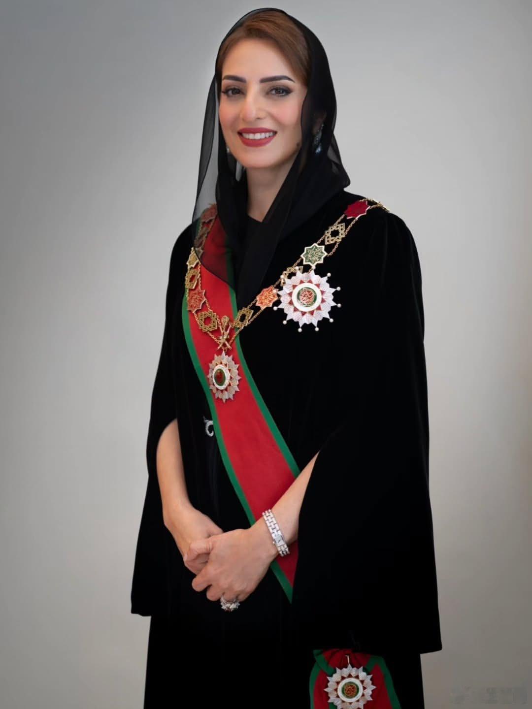 🇴🇲阿曼王后阿哈德被授予大荣誉勋章，以表彰她为国家做出的杰出努力和丰硕贡献。