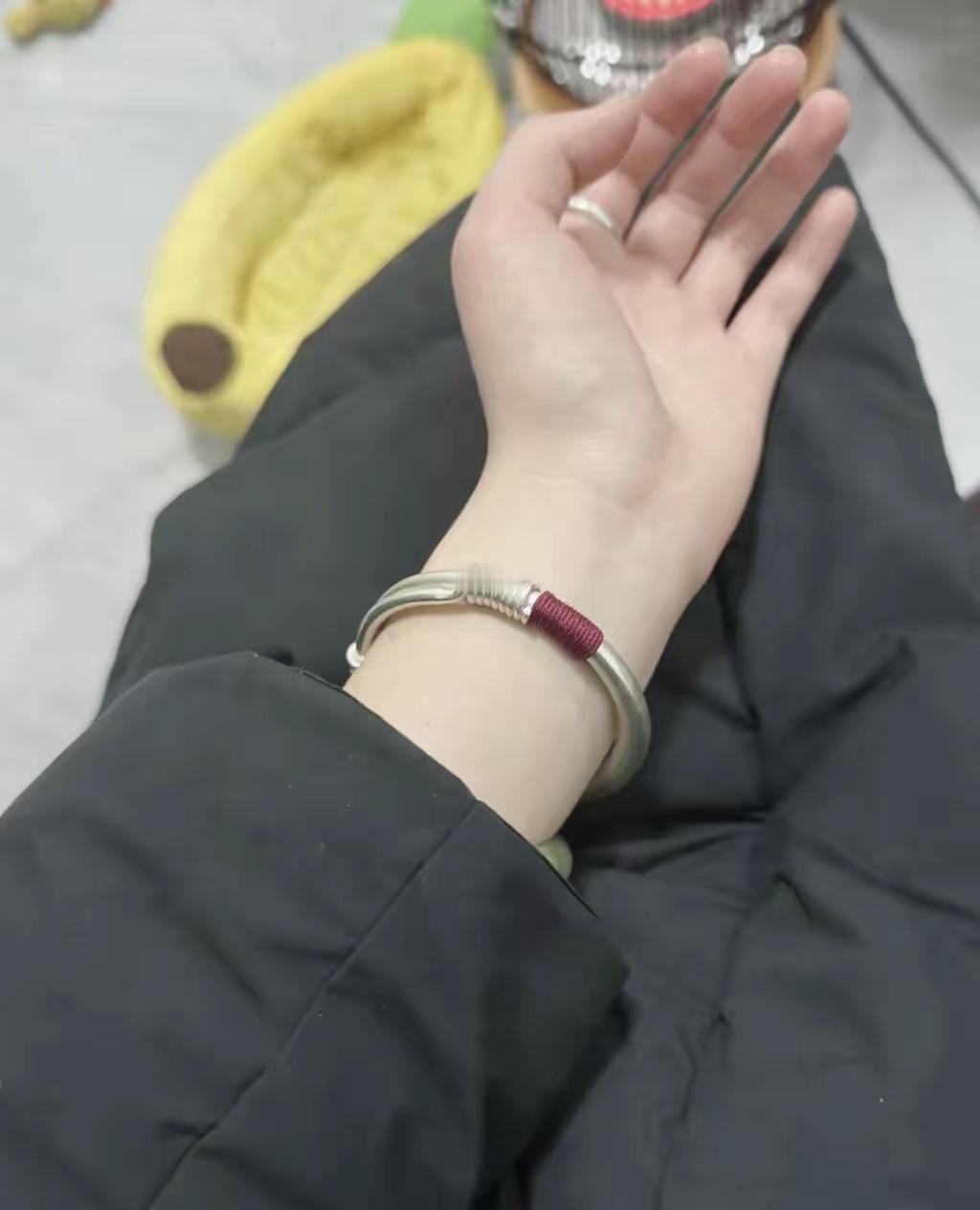 昨天去看我妹，她手腕上突然多了个又宽又厚的银镯子，沉得不行。一问吓一跳，这玩意儿