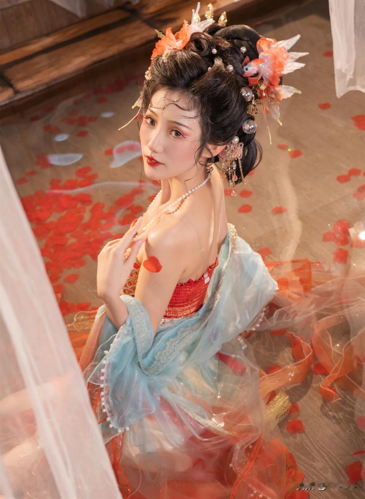 画中女子身着橙红渐变的襦裙，浅蓝薄纱随风轻扬，发间簪花与珠翠相映生辉。她们或倚栏