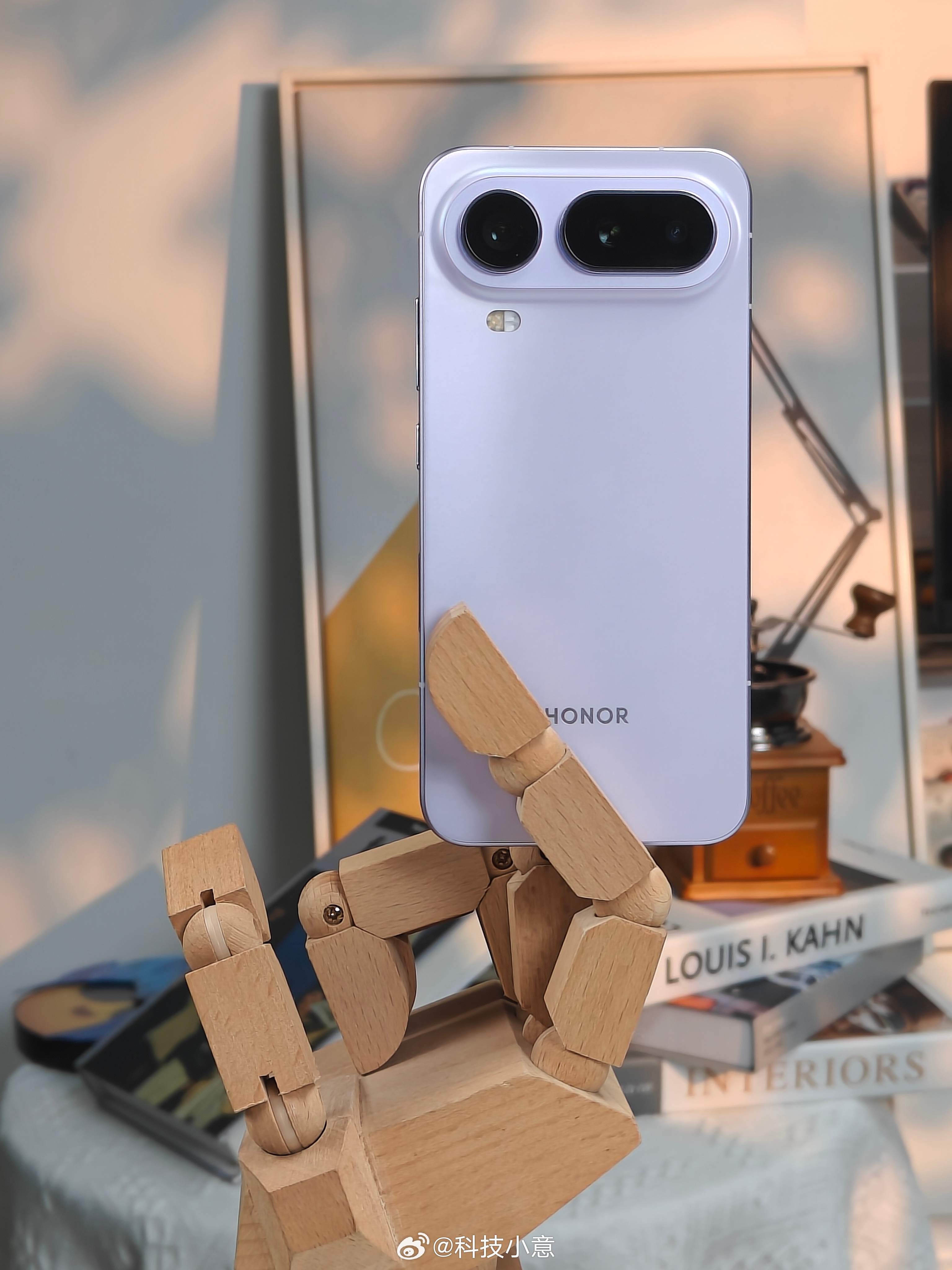 生活手记 轻薄的好处是：躺在沙发看手机，手机掉下来，脸没那么疼~ 