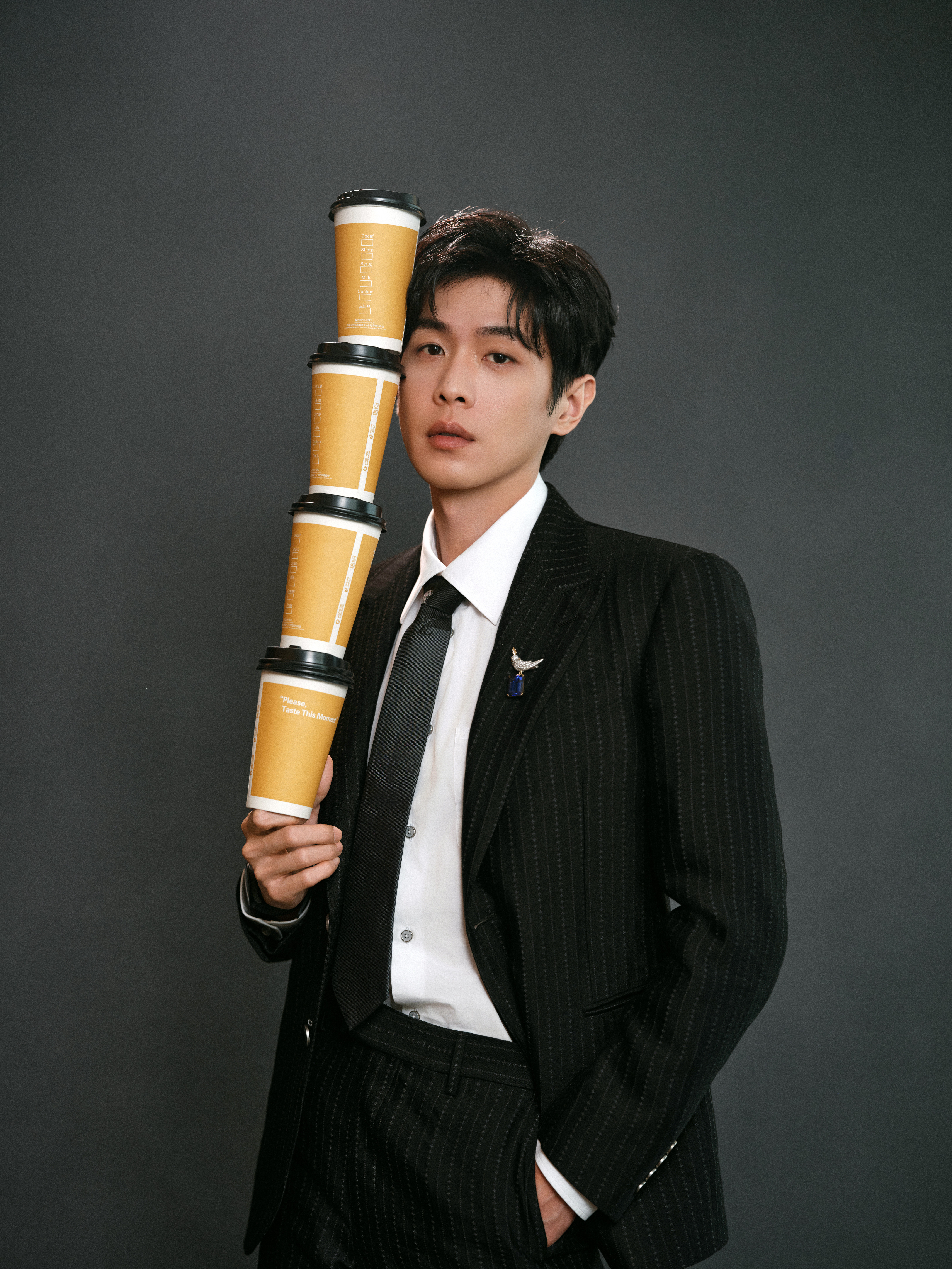 是爱请喝下午茶的刘奔组长！ 张若昀白客像来北影节加班的