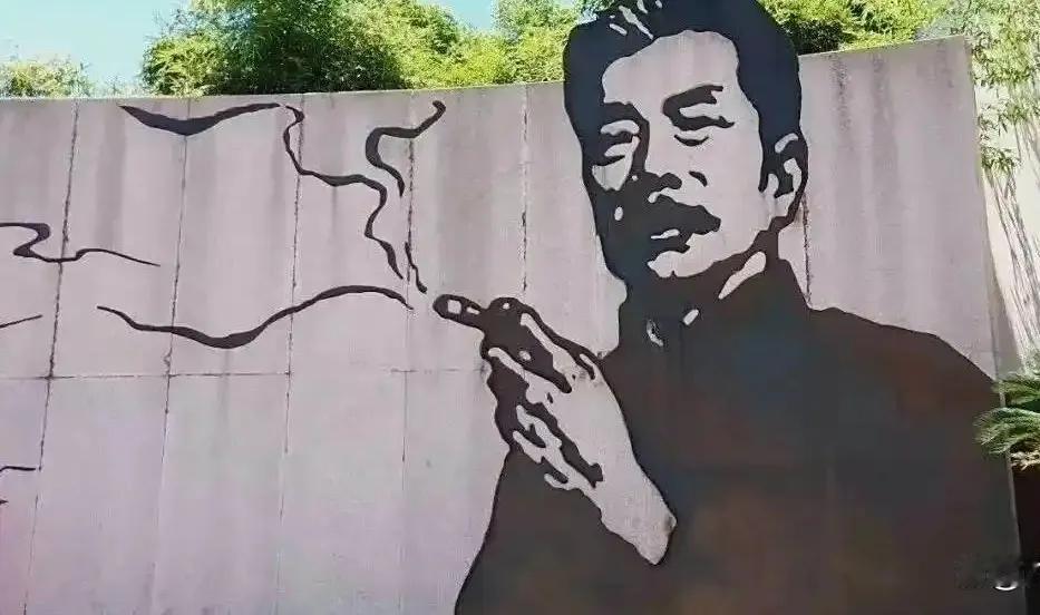 鲁迅该不该抽烟？
鲁迅万万没有想到，在他去世89年后会被人投诉在公共场所抽烟。这