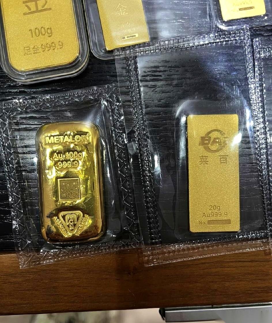 一克直接从879往下砸到868！就今天！
我就问手里攥着黄金的各位，你们的心脏还