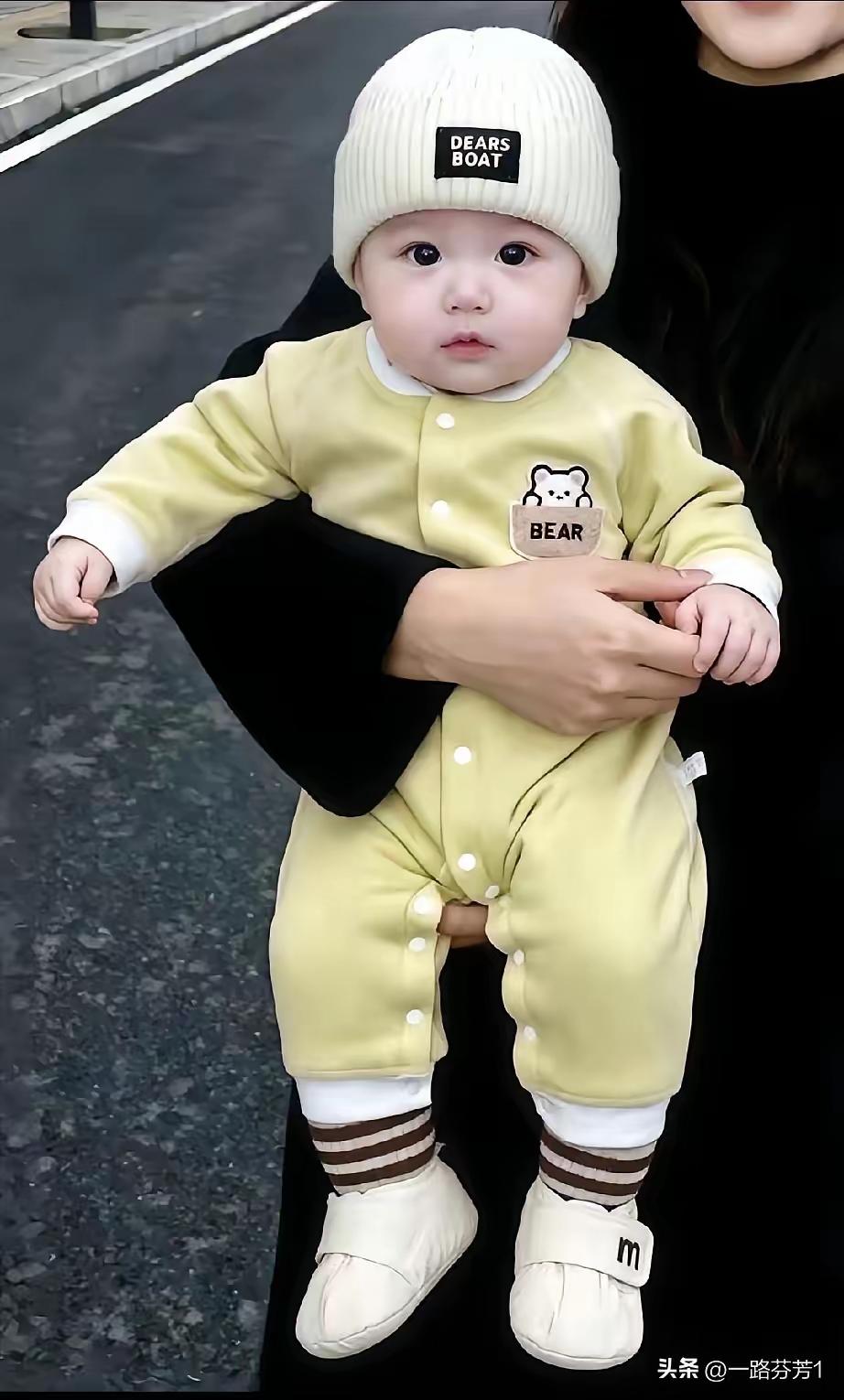 可怜的孩子呀！皮肤嫩嫩的，长得白白胖胖，一双眼睛乌黑油亮，一身黄色的衣服戴上一顶